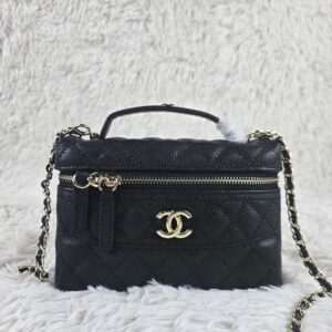【AT3672】Chanel シャネルのクラシックなダイヤ柄のスクエアバッグ - ブラックゴールドボタン✨