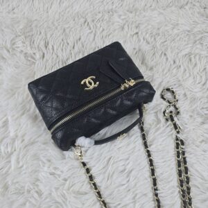 【AT3672】Chanel シャネルのクラシックなダイヤ柄のスクエアバッグ - ブラックゴールドボタン✨