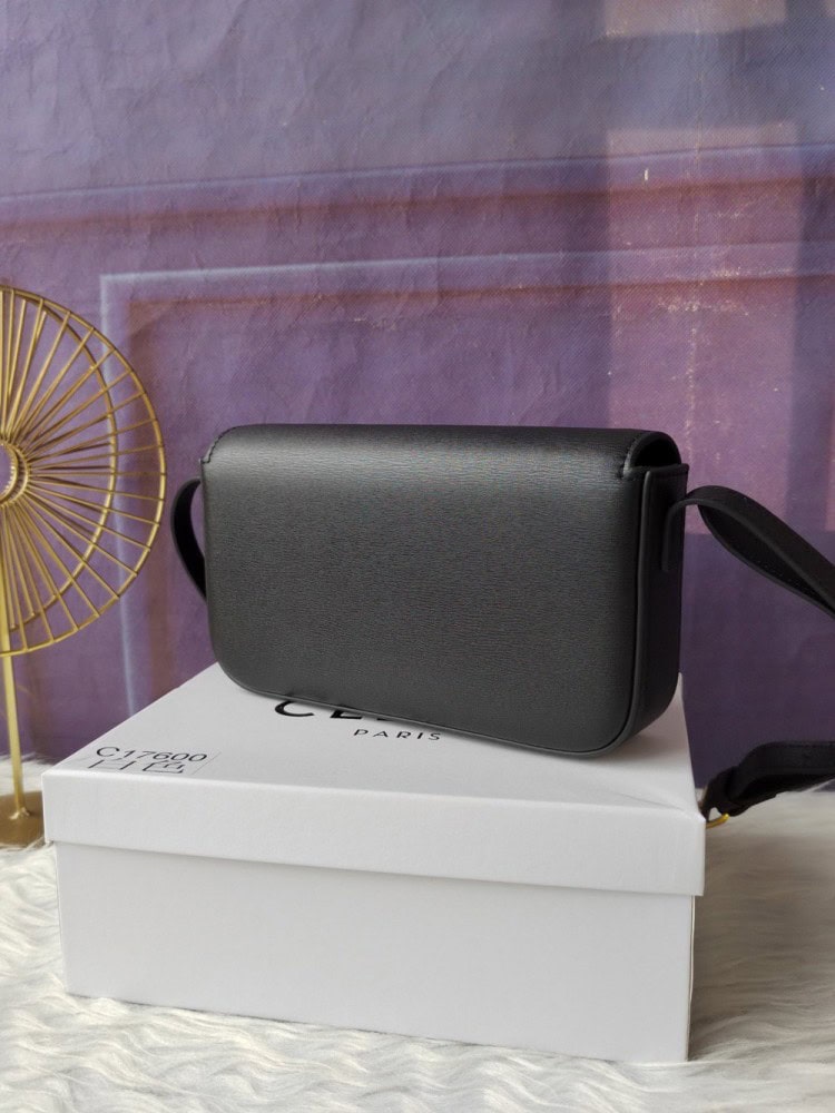 【AT3675】CELINE Triomphe ブラックカーフスキンショルダーバッグ