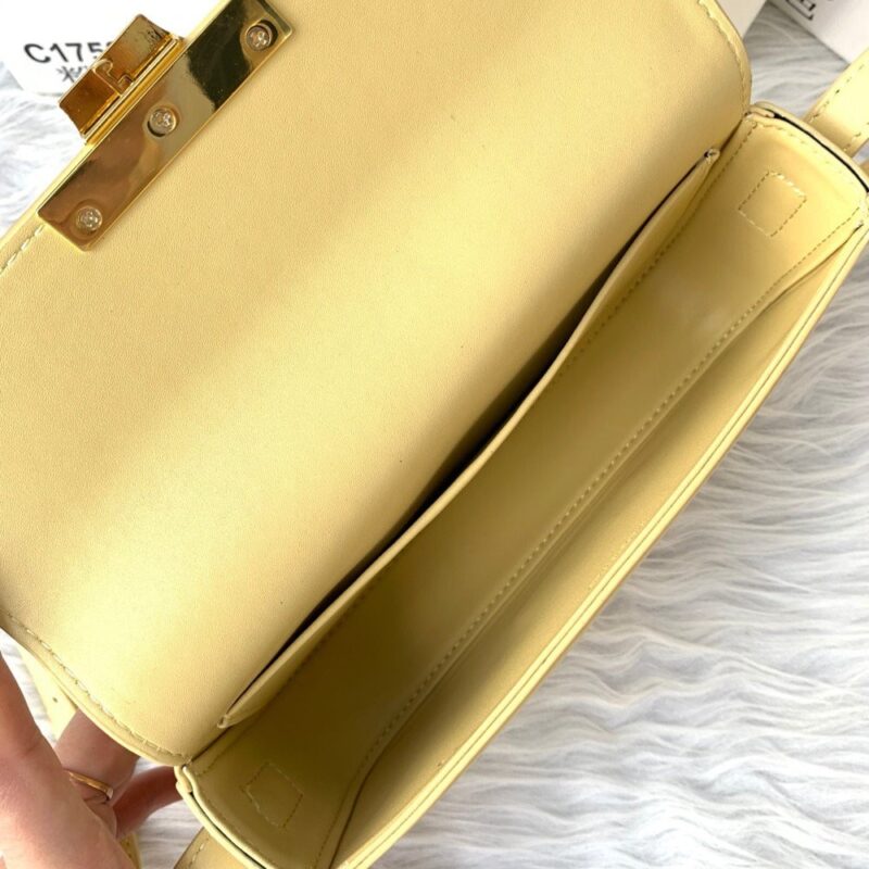 【AT3677】CELINE TRIOMPHE ゴールドのCCロゴが施されたアクセントバッグ