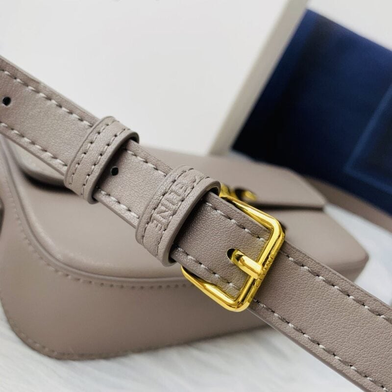 【AT3678】CELINE Triompheシリーズのクラシックなアンダーアームバッグ✨