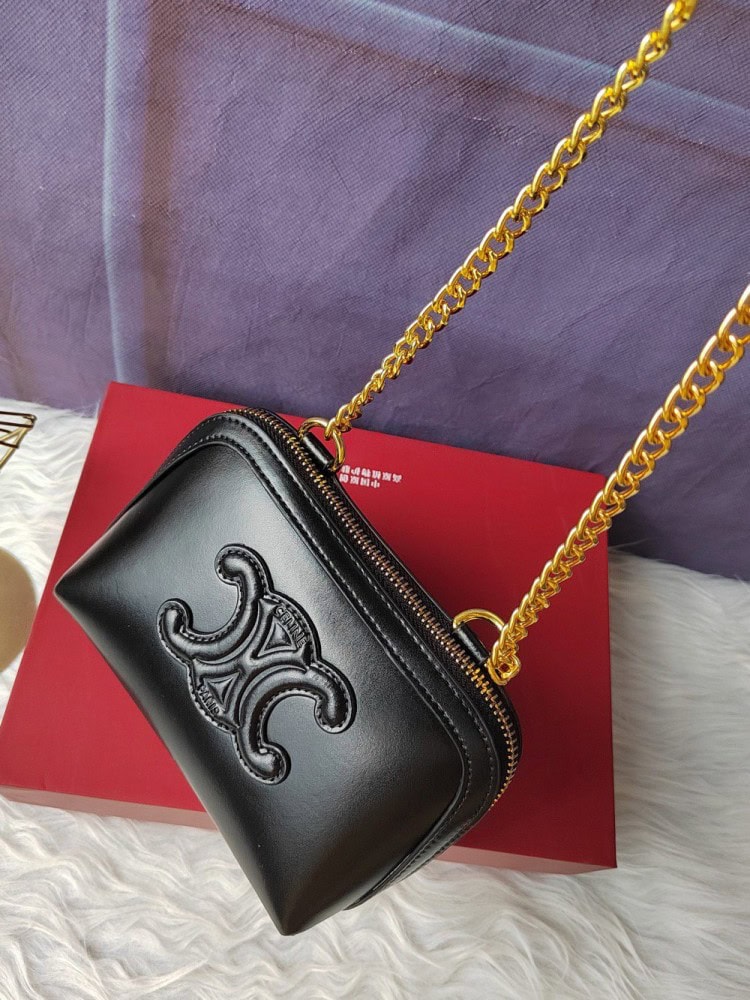 【AT3679】🖤 Celine ブラックTriomphe クラッチバッグ 🖤