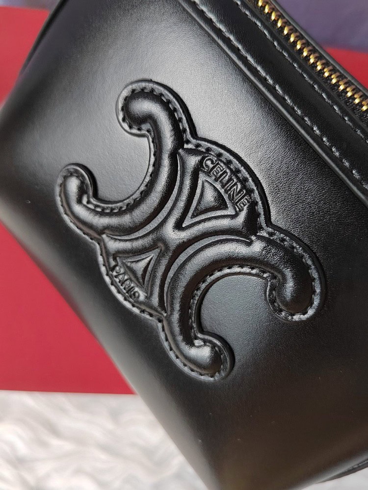 【AT3679】🖤 Celine ブラックTriomphe クラッチバッグ 🖤