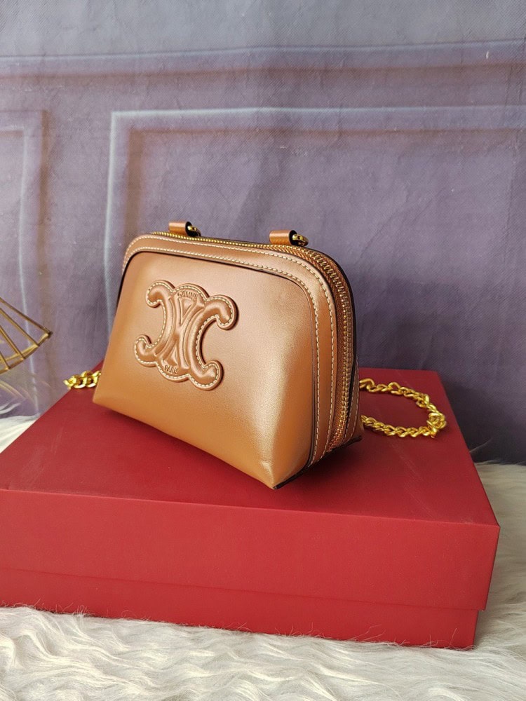 【AT3680】Celine Triomphe ハイシャインカーフスキンショルダーバッグ👜