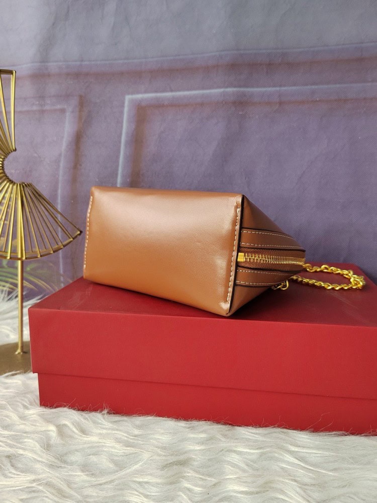 【AT3680】Celine Triomphe ハイシャインカーフスキンショルダーバッグ👜