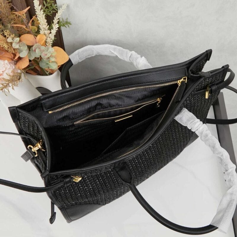【AT3699】Prada プラダのダブルハンドル編みトートバッグ✨ ヴィンテージのブラック＆ゴールドスタイル👜 クラシックなデザインでどんなコーデにも合わせやすい✨