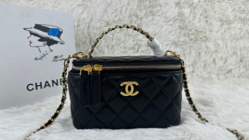 【AT3713】🖤 Chanel のクラシックなミニバニティ斜めがけバッグ 🖤