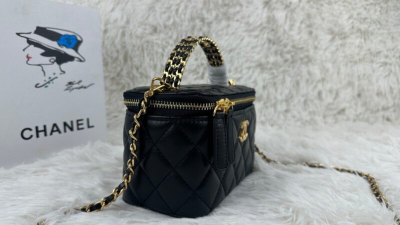 【AT3713】🖤 Chanel のクラシックなミニバニティ斜めがけバッグ 🖤