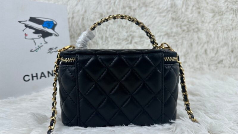 【AT3713】🖤 Chanel のクラシックなミニバニティ斜めがけバッグ 🖤