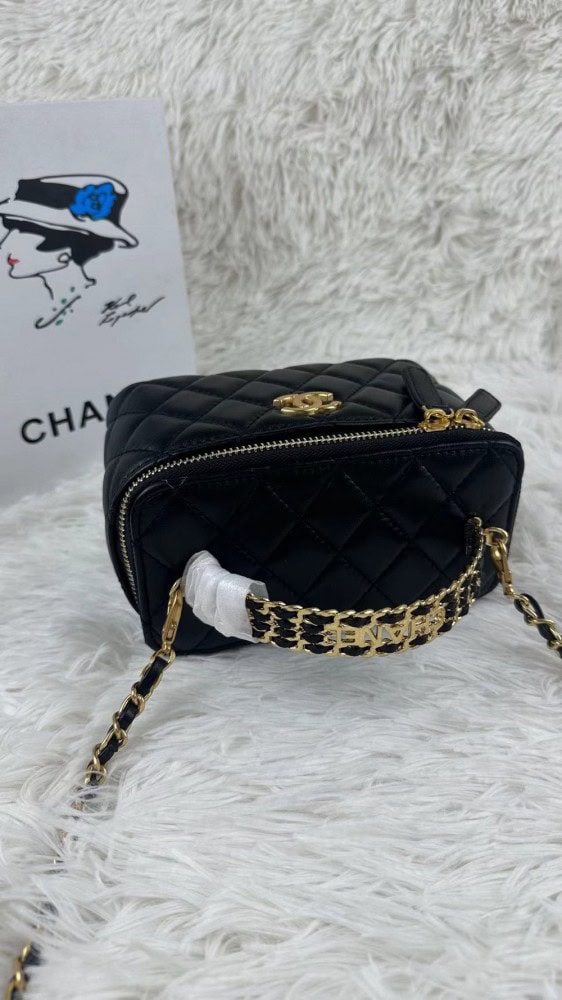 【AT3713】🖤 Chanel のクラシックなミニバニティ斜めがけバッグ 🖤