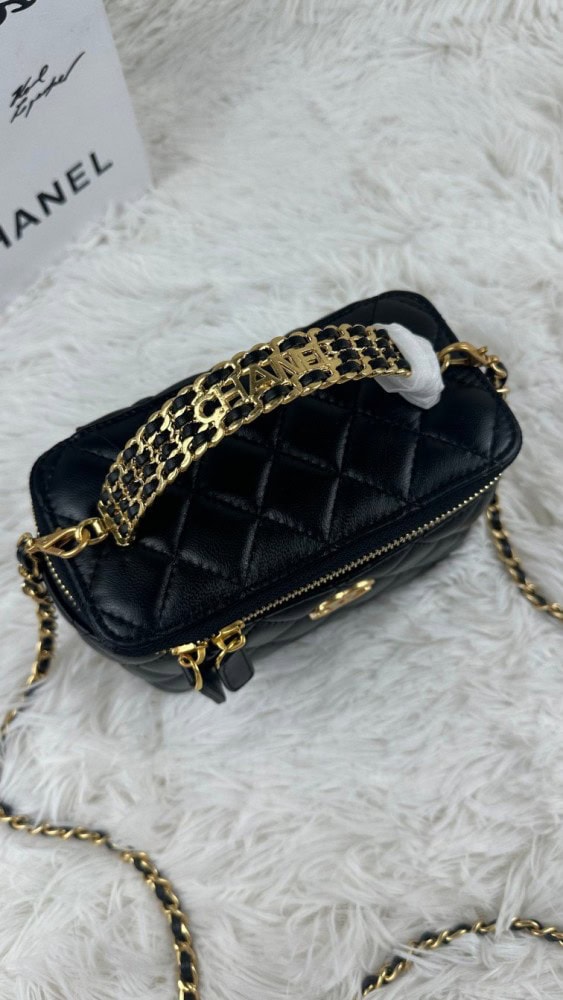 【AT3713】🖤 Chanel のクラシックなミニバニティ斜めがけバッグ 🖤