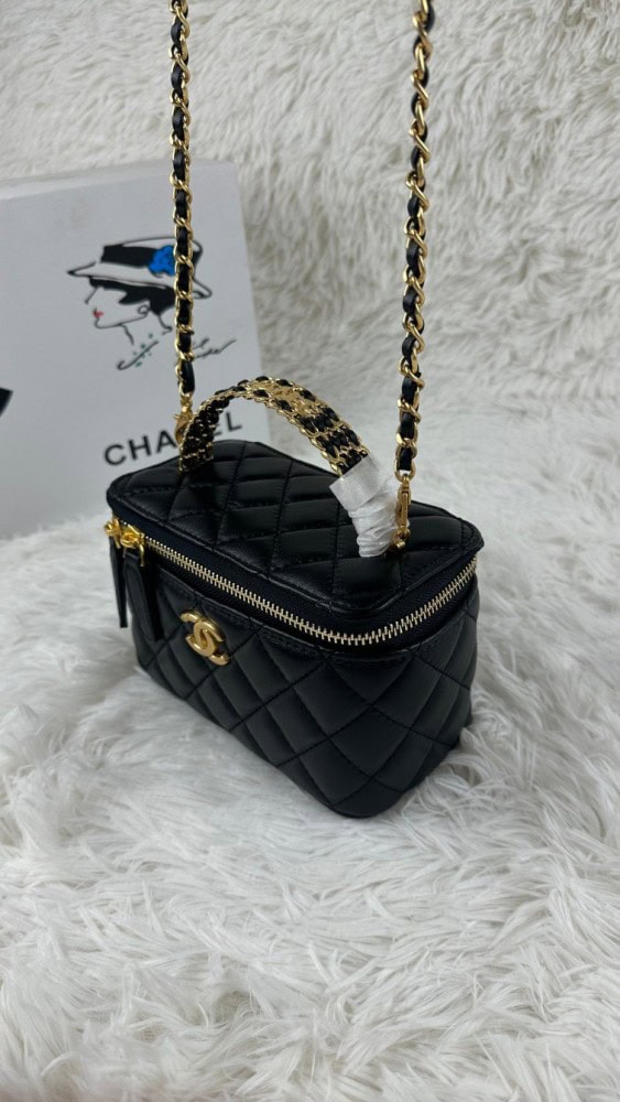 【AT3713】🖤 Chanel のクラシックなミニバニティ斜めがけバッグ 🖤