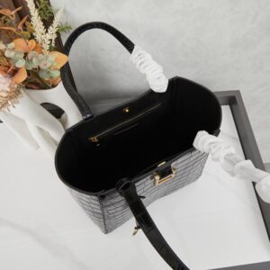 【AT3733】🖤 Balenciaga バレンシアガのクラシックなクロコダイル柄トートバッグ 🖤