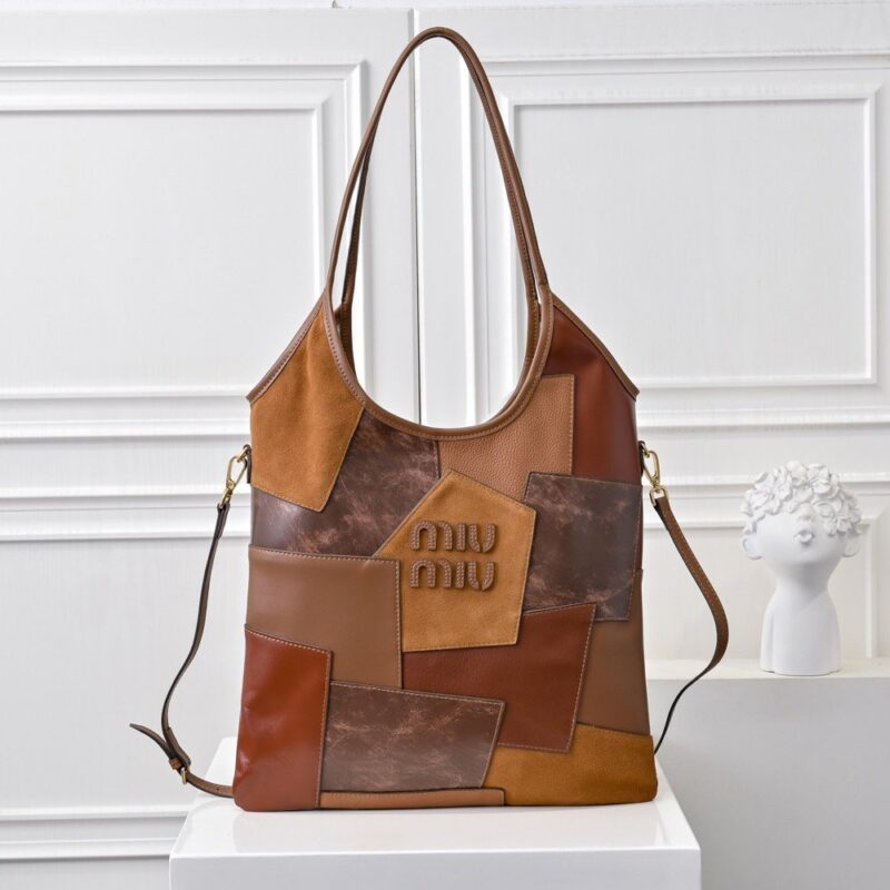 【AT3742】🌟️‍🎨✨【Miu Miu 拼贴り合わせアート】👜️‍🎨✨ 多色拼贴り合わせトートバッグ - ファッションと個性的衝突き