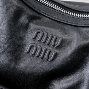 【AT3748】🖤 Miu Miu クラシックな黒のレザーショルダーバッグ | ヴィンテージで万能、控えめな贅沢感 🖤