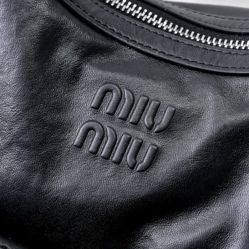 【AT3748】🖤 Miu Miu クラシックな黒のレザーショルダーバッグ | ヴィンテージで万能、控えめな贅沢感 🖤