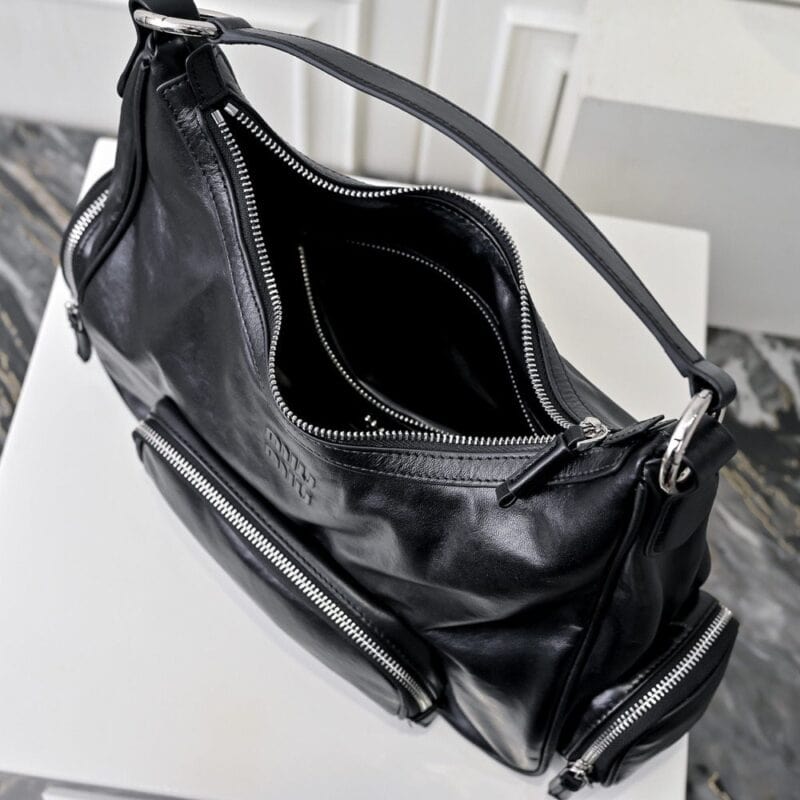 【AT3748】🖤 Miu Miu クラシックな黒のレザーショルダーバッグ | ヴィンテージで万能、控えめな贅沢感 🖤