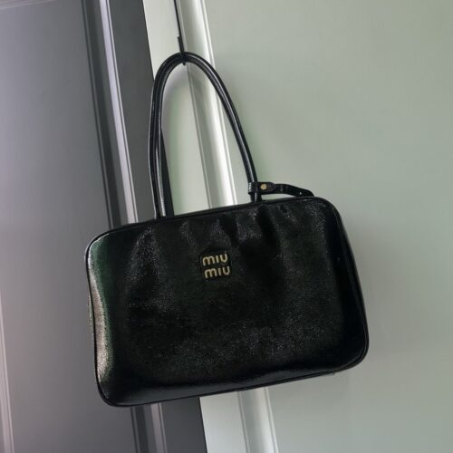 【AT3786】✨ Miu Miu クラシックなブラックグロスレザーハンドバッグ ✨