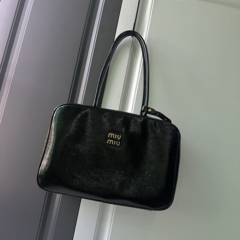 【AT3786】✨ Miu Miu クラシックなブラックグロスレザーハンドバッグ ✨