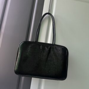 【AT3786】✨ Miu Miu クラシックなブラックグロスレザーハンドバッグ ✨