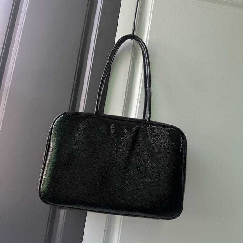 【AT3786】✨ Miu Miu クラシックなブラックグロスレザーハンドバッグ ✨