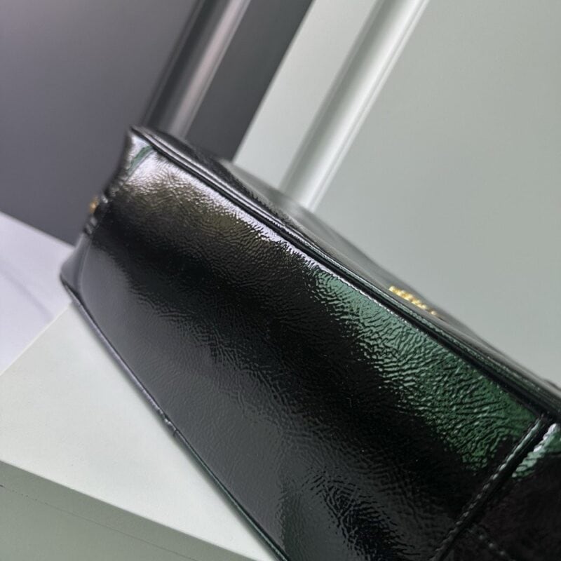 【AT3786】✨ Miu Miu クラシックなブラックグロスレザーハンドバッグ ✨