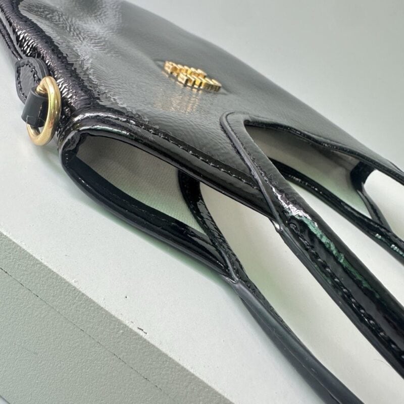 【AT3787】Miu Miuのクラシックなパテントレザートートバッグ｜万能なファッション必需品✨