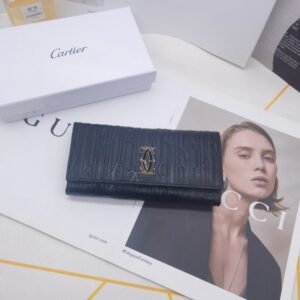 【AT3801】Cartier カルティエの黒色のクラシックな長財布 🖤 ヴィンテージ風のエンボス加工カーフスキン、高級感のある質感 を持っています