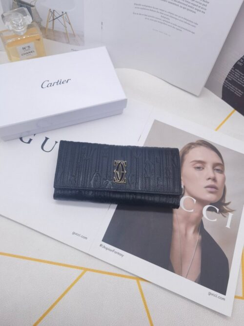【AT3801】Cartier カルティエの黒色のクラシックな長財布 🖤 ヴィンテージ風のエンボス加工カーフスキン、高級感のある質感 を持っています