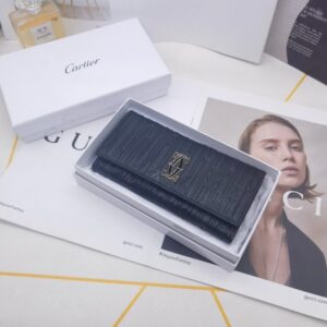 【AT3801】Cartier カルティエの黒色のクラシックな長財布 🖤 ヴィンテージ風のエンボス加工カーフスキン、高級感のある質感 を持っています