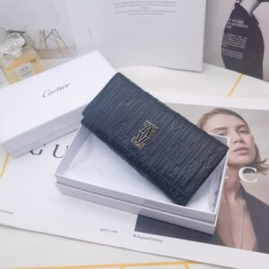 【AT3801】Cartier カルティエの黒色のクラシックな長財布 🖤 ヴィンテージ風のエンボス加工カーフスキン、高級感のある質感 を持っています