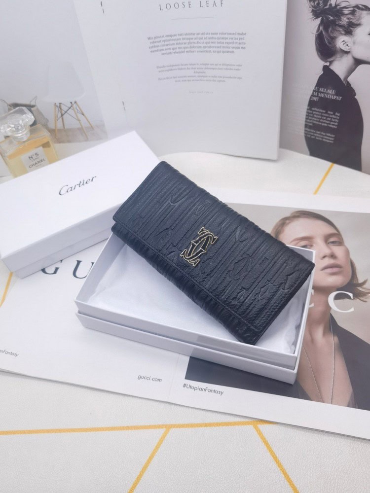 【AT3801】Cartier カルティエの黒色のクラシックな長財布 🖤 ヴィンテージ風のエンボス加工カーフスキン、高級感のある質感 を持っています