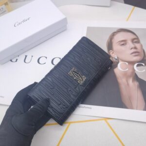 【AT3801】Cartier カルティエの黒色のクラシックな長財布 🖤 ヴィンテージ風のエンボス加工カーフスキン、高級感のある質感 を持っています