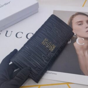 【AT3801】Cartier カルティエの黒色のクラシックな長財布 🖤 ヴィンテージ風のエンボス加工カーフスキン、高級感のある質感 を持っています