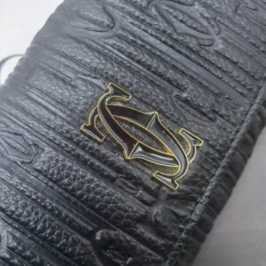 【AT3801】Cartier カルティエの黒色のクラシックな長財布 🖤 ヴィンテージ風のエンボス加工カーフスキン、高級感のある質感 を持っています