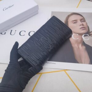 【AT3801】Cartier カルティエの黒色のクラシックな長財布 🖤 ヴィンテージ風のエンボス加工カーフスキン、高級感のある質感 を持っています