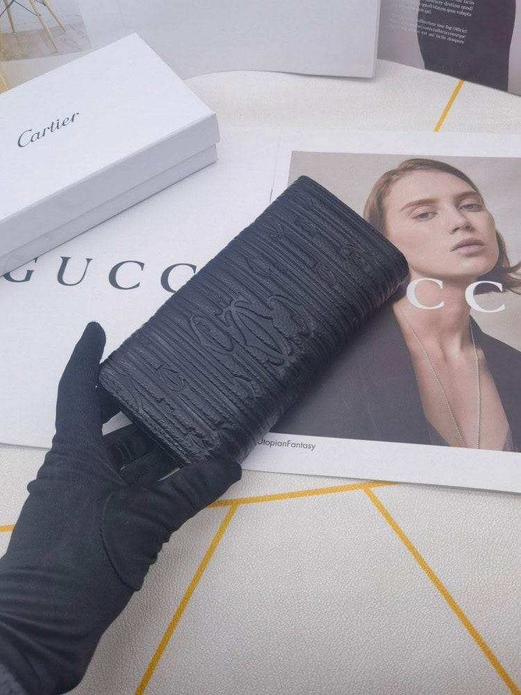 【AT3801】Cartier カルティエの黒色のクラシックな長財布 🖤 ヴィンテージ風のエンボス加工カーフスキン、高級感のある質感 を持っています