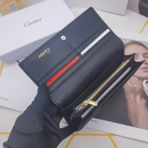 【AT3801】Cartier カルティエの黒色のクラシックな長財布 🖤 ヴィンテージ風のエンボス加工カーフスキン、高級感のある質感 を持っています