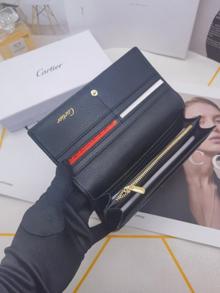 【AT3801】Cartier カルティエの黒色のクラシックな長財布 🖤 ヴィンテージ風のエンボス加工カーフスキン、高級感のある質感 を持っています