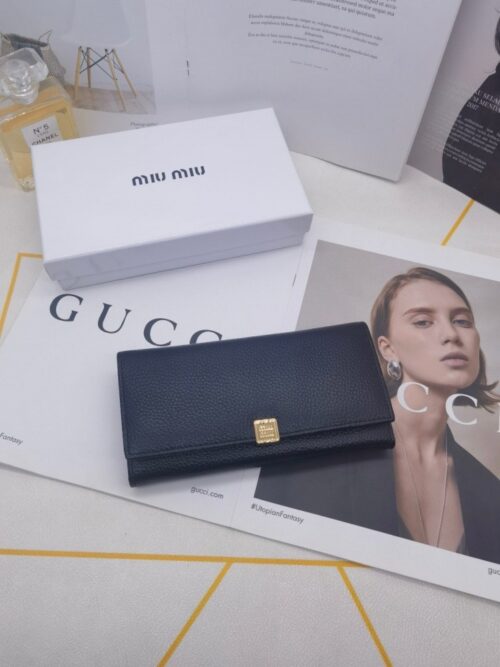 【AT3804】🖤 MIU MIUのクラシックなブラックの長財布 🖤