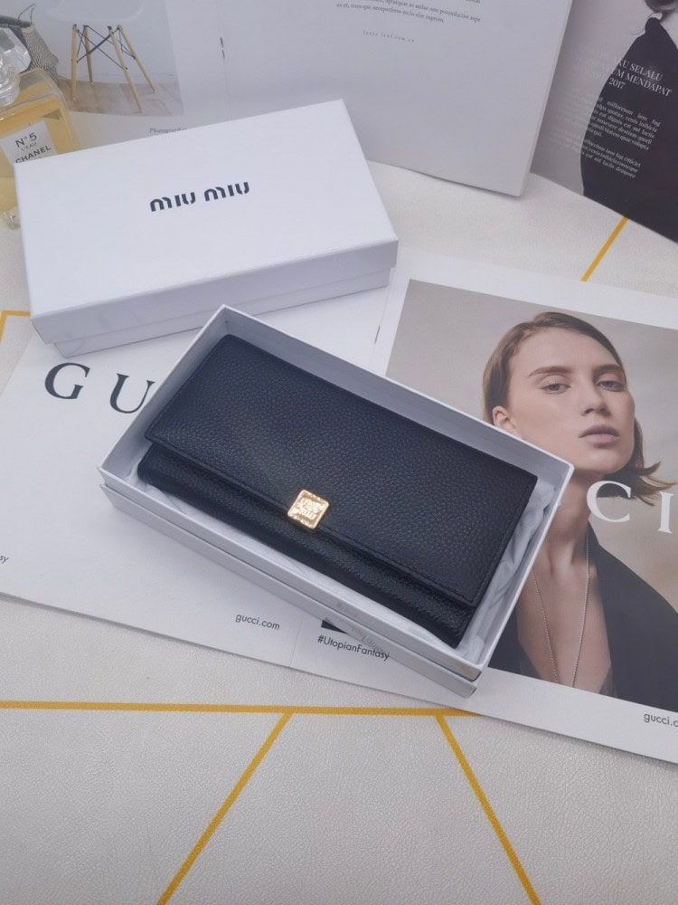 【AT3804】🖤 MIU MIUのクラシックなブラックの長財布 🖤