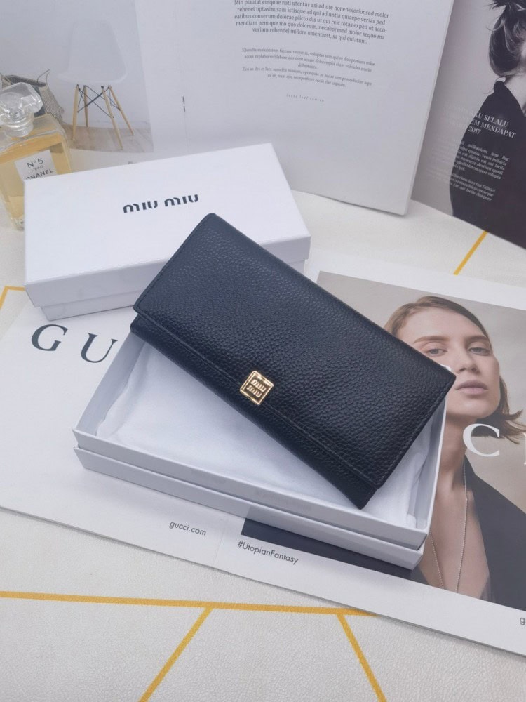 【AT3804】🖤 MIU MIUのクラシックなブラックの長財布 🖤
