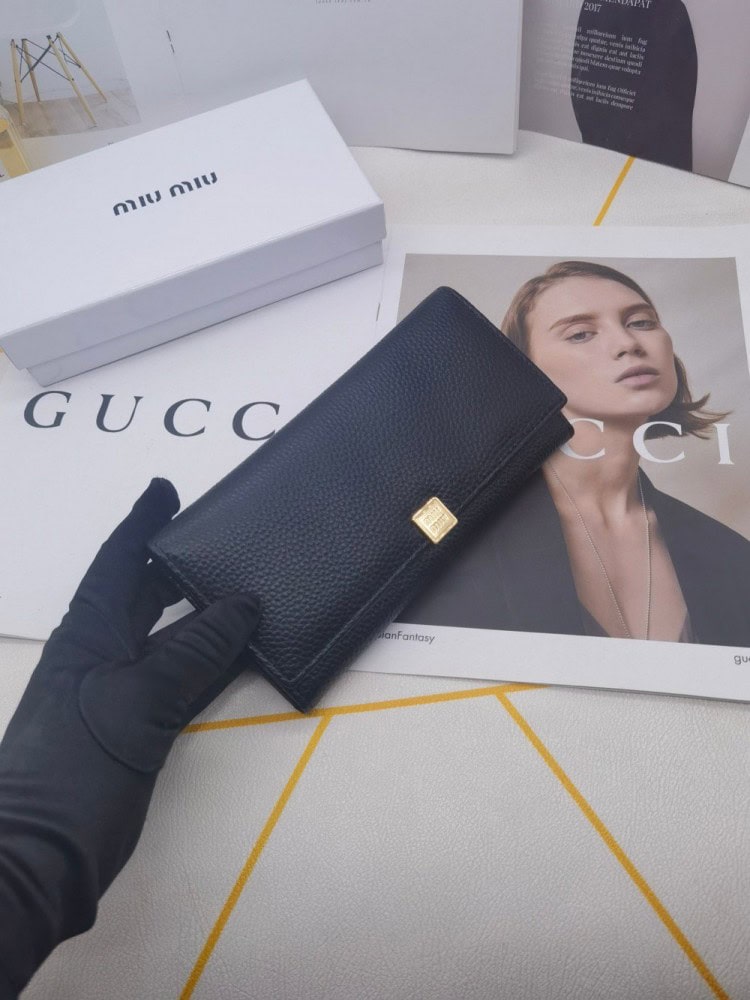 【AT3804】🖤 MIU MIUのクラシックなブラックの長財布 🖤