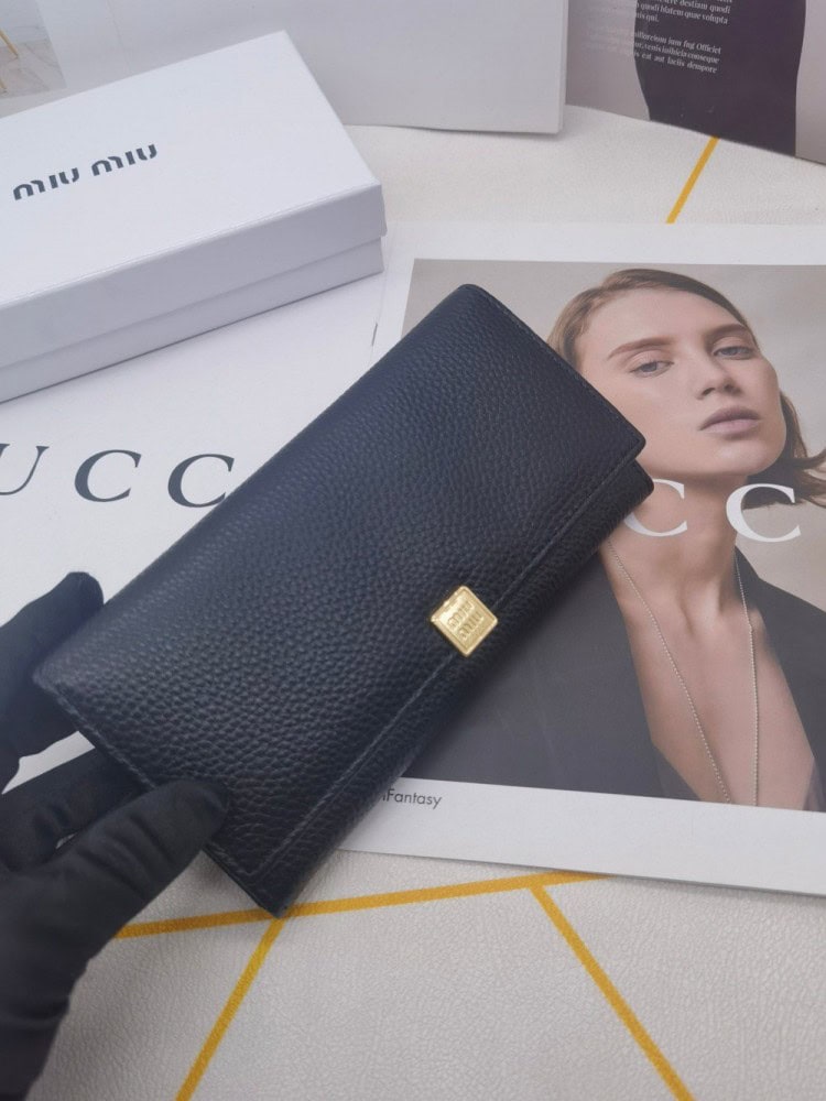 【AT3804】🖤 MIU MIUのクラシックなブラックの長財布 🖤