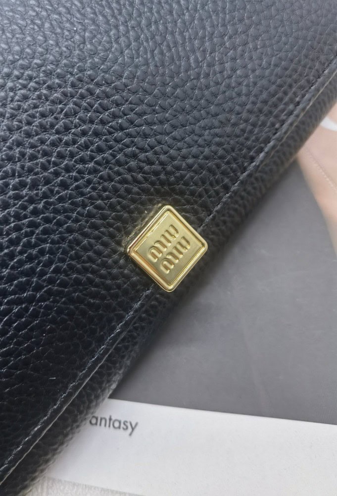 【AT3804】🖤 MIU MIUのクラシックなブラックの長財布 🖤
