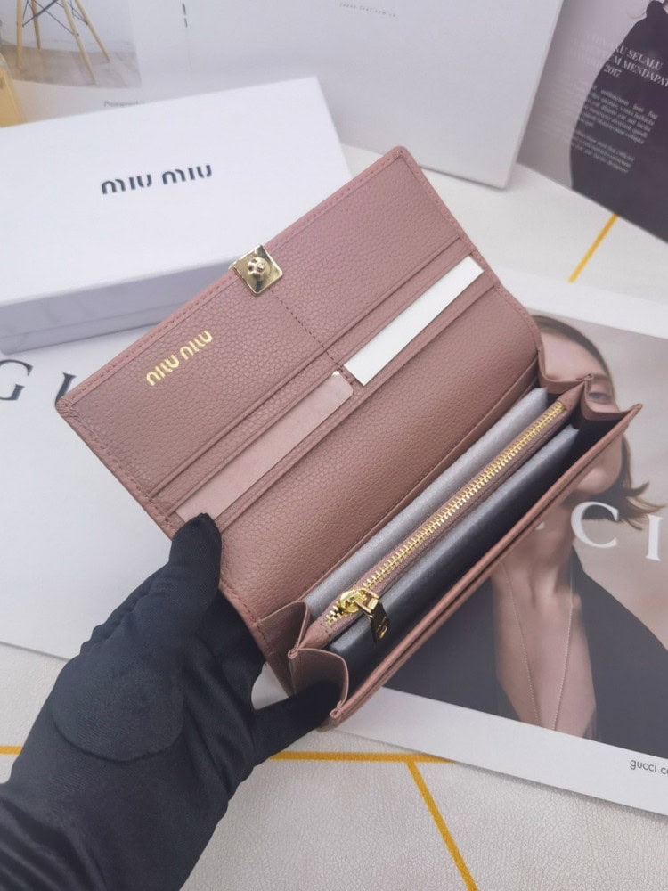 【AT3805】👜 Miu Miu クラシックな羊革の長財布 ✨控えめな贅沢、優雅な選択！