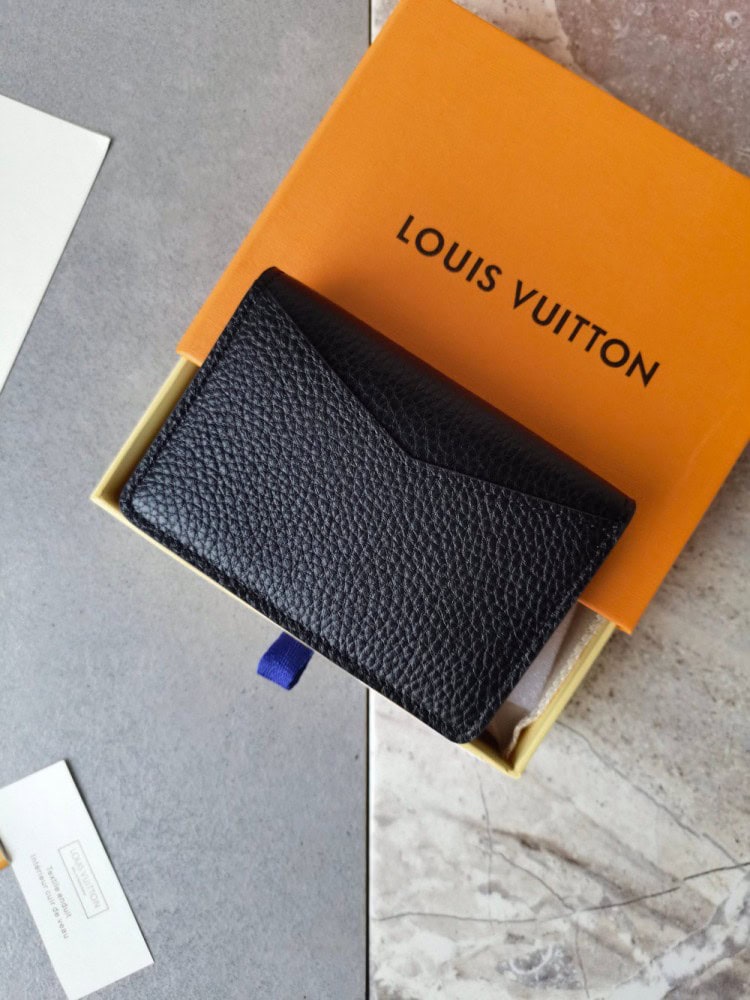 【AT3827】✨ Louis Vuitton ルイ・ヴィトンの定番の黒いショートウォレット ✨