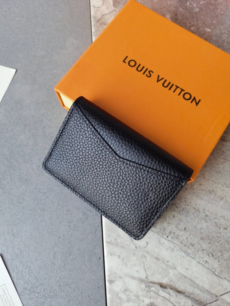【AT3827】✨ Louis Vuitton ルイ・ヴィトンの定番の黒いショートウォレット ✨