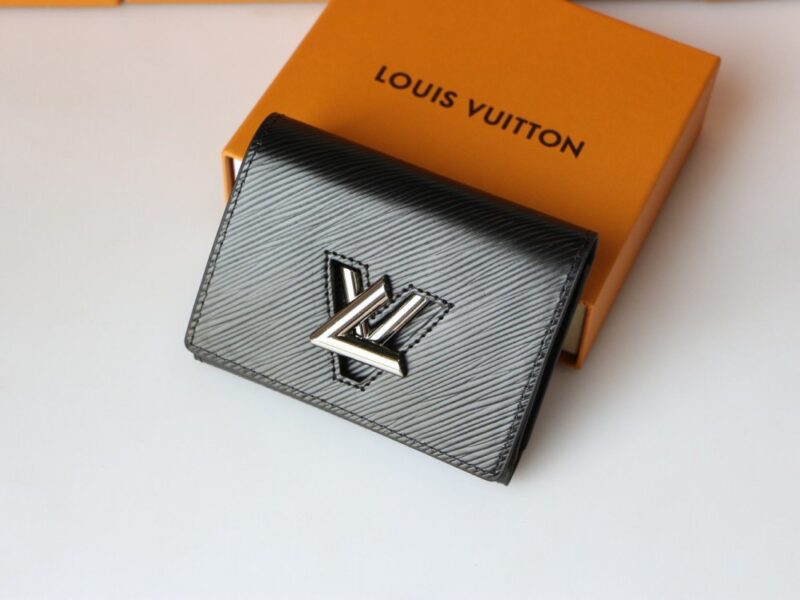 【AT3838】🎀 Louis Vuitton ルイ・ヴィトンのエピレザー折りたたみ財布 🎀