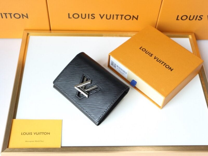 【AT3838】🎀 Louis Vuitton ルイ・ヴィトンのエピレザー折りたたみ財布 🎀
